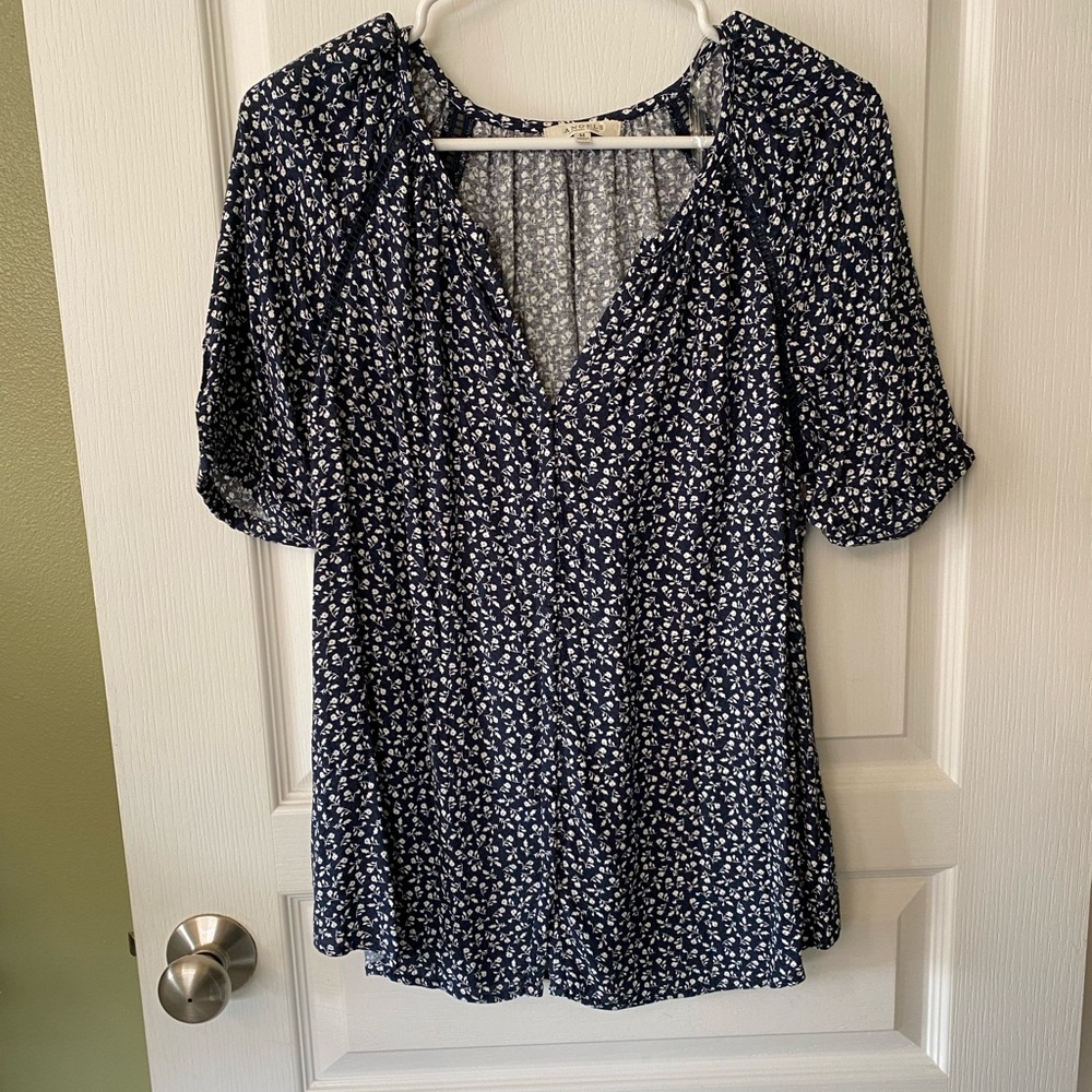 🦄 3/$15 NWT Floral Blouse